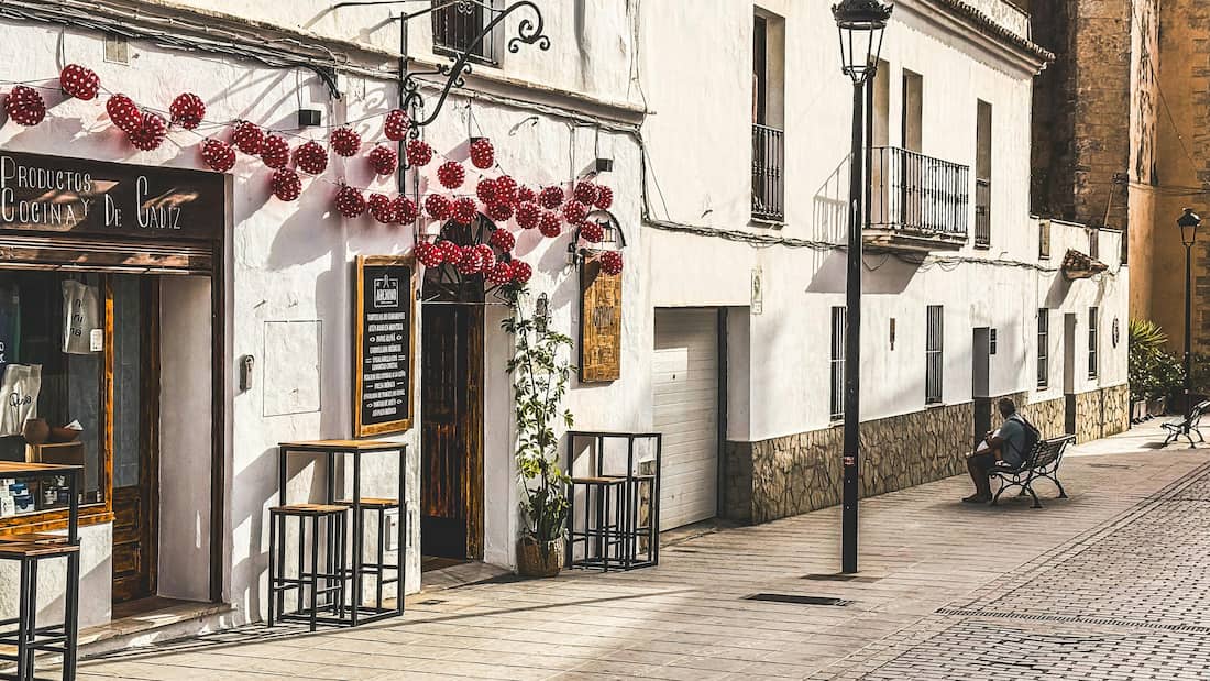 La Viña - Templo del Tapeo Gaditano Calles estrechas barrio La Viña Cádiz con bares tapas tradicionales