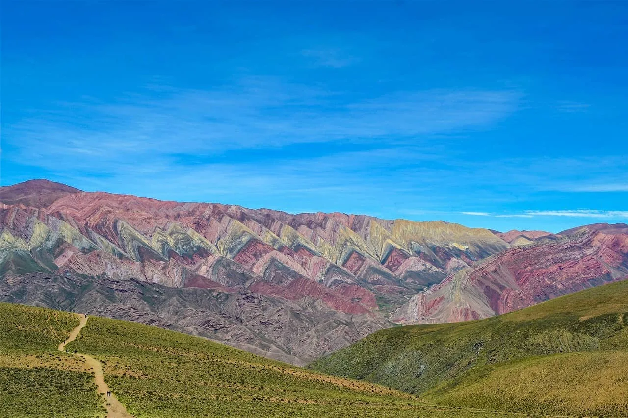 Cerro Siete Colores Purmamarca Jujuy con estratos multicolor montaña Quebrada Humahuaca