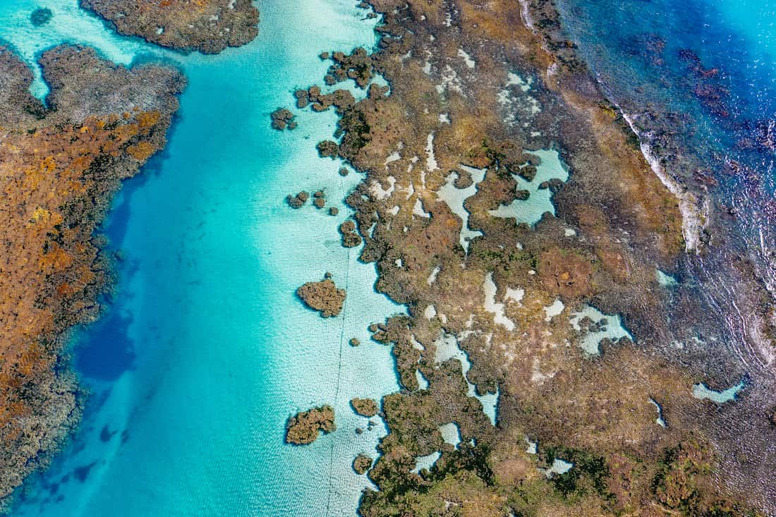 Chalk Sound National Park laguna azul neón con islotes rocosos Turcas y Caicos