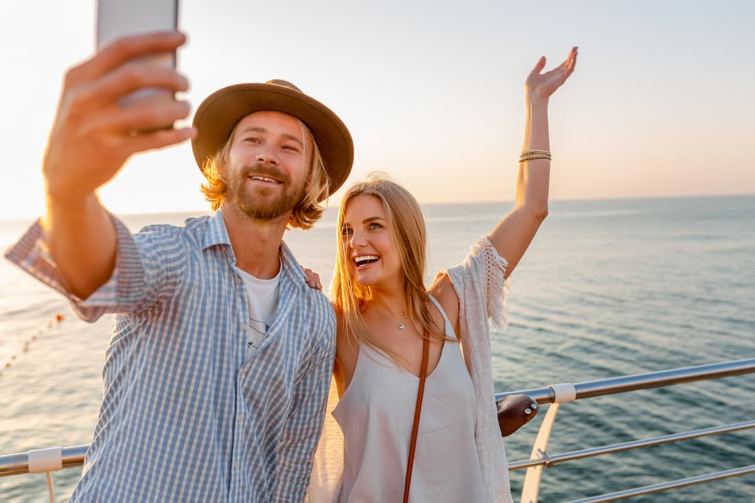 Pareja disfrutando balcón privado en crucero vuelta al mundo 2027