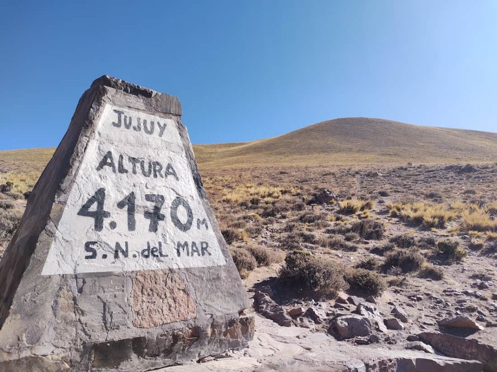 Monolito desierto Jujuy subiendo colina inscripción altura 4.170 metros sobre nivel mar