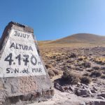 Monolito desierto Jujuy subiendo colina inscripción altura 4.170 metros sobre nivel mar