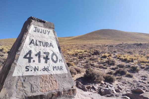 Monolito desierto Jujuy subiendo colina inscripción altura 4.170 metros sobre nivel mar