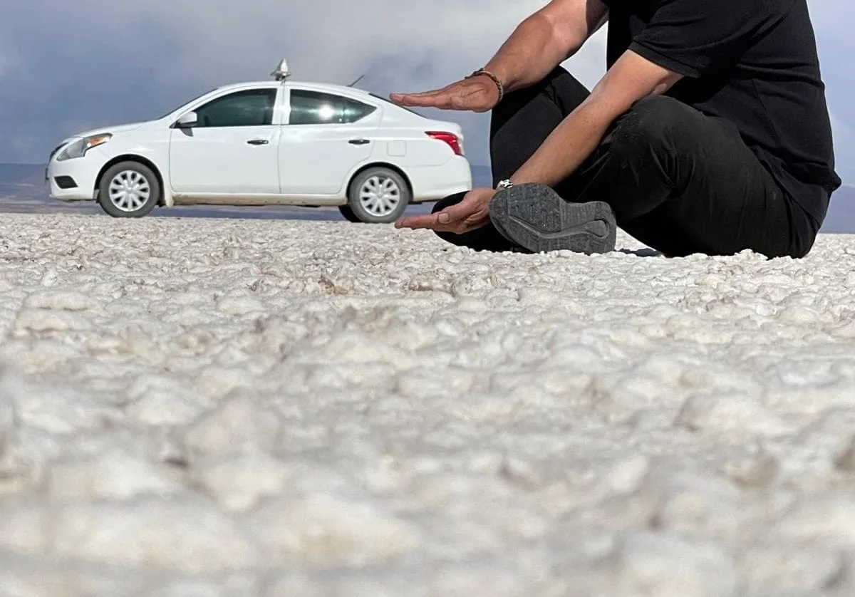 Salinas Grandes Jujuy con desierto sal blanco infinito cielo azul Puna argentina