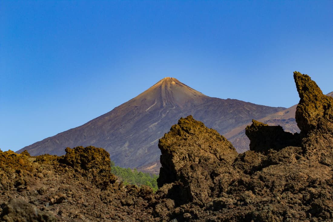 El Teide - Símbolo de Tenerife Parque Nacional del Teide en Tenerife con volcán nevado y paisaje lunar