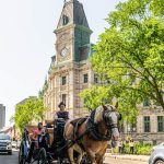 Caleza con turistas recorriendo las calles adoquinadas del Vieux-Québec en Quebec City