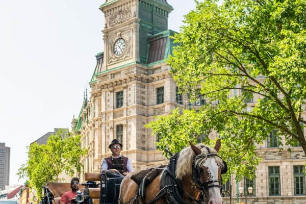 Caleza con turistas recorriendo las calles adoquinadas del Vieux-Québec en Quebec City