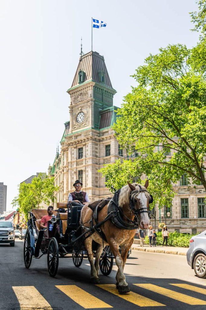 Caleza con turistas recorriendo las calles adoquinadas del Vieux-Québec en Quebec City