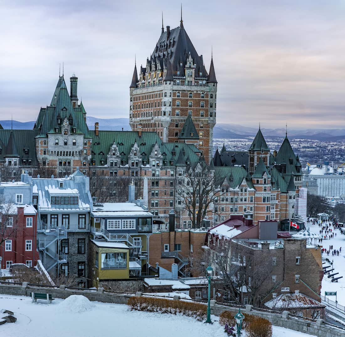 Château Frontenac dominando el horizonte de Quebec City al atardecer con el río San Lorenzo al fondo