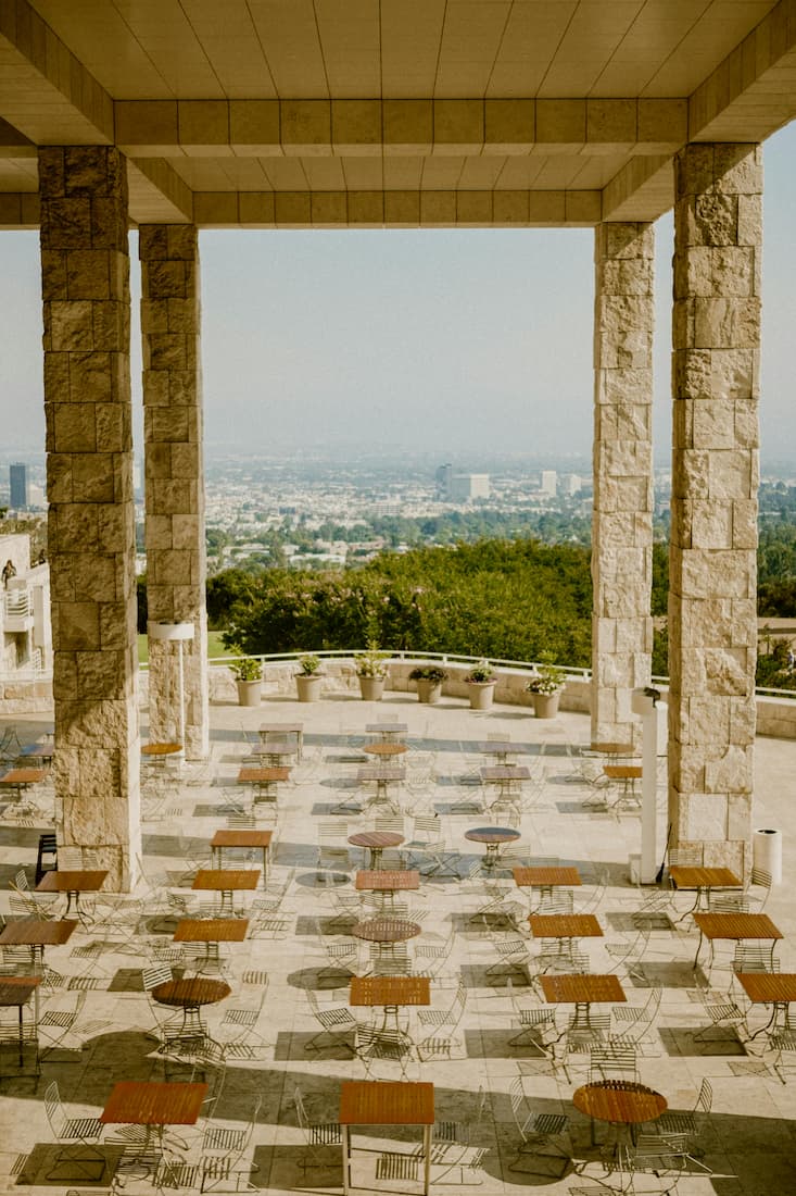 Jardines y terrazas del Getty Center con vistas panorámicas a Los Ángeles y el océano Pacífico