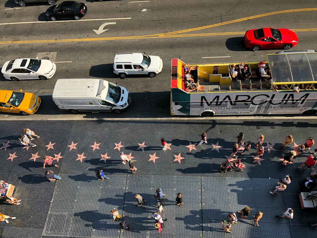 Paseo de la Fama de Hollywood con estrellas en el suelo del bulevar de Los Ángeles