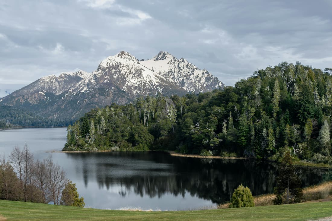 Vista panorámica desde el Cerro Campanario sobre el lago Nahuel Huapi y los Andes en Bariloche, Patagonia Argentina