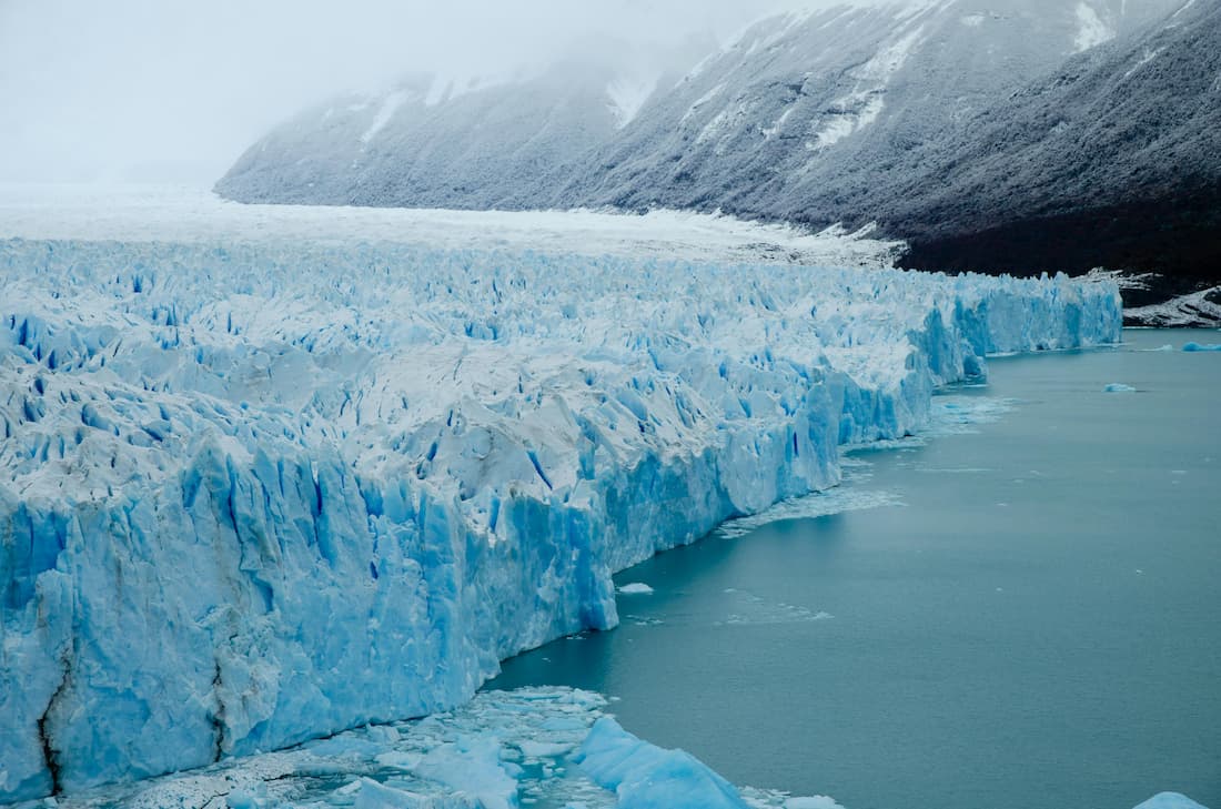 Frente del Glaciar Perito Moreno con bloques de hielo desprendiéndose sobre el lago Argentino en la Patagonia Argentina