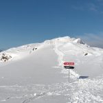 Viaje a Ushuaia sendero nevado con indicadores Las Lajas y El Zorro en Patagonia