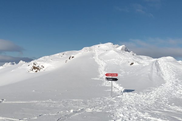 Viaje a Ushuaia sendero nevado con indicadores Las Lajas y El Zorro en Patagonia