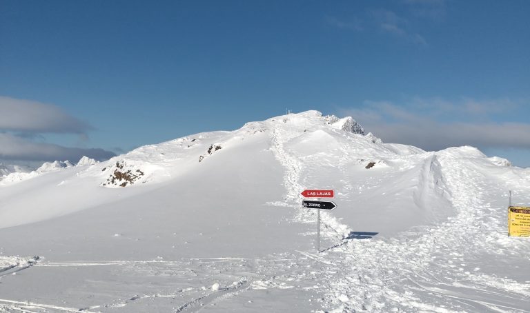 Viaje a Ushuaia sendero nevado con indicadores Las Lajas y El Zorro en Patagonia