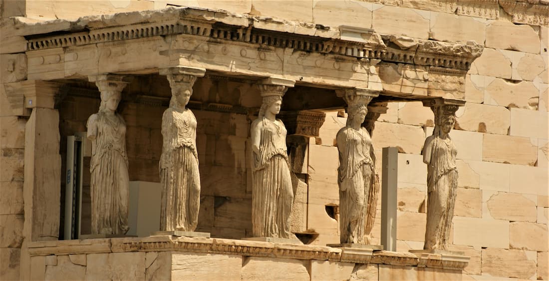 Erecteion en la Acrópolis de Atenas — el pórtico de las Cariátides, siglo V a.C. Detalle del pórtico de las Cariátides del Erecteion en la Acrópolis de Atenas con sus figuras femeninas de mármol