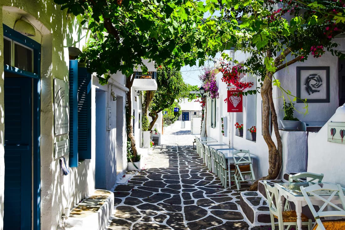 Barrio de Plaka en Atenas — las calles empedradas del barrio más pintoresco de la ciudad Calle del barrio de Plaka en Atenas con casas de colores y buganvillas