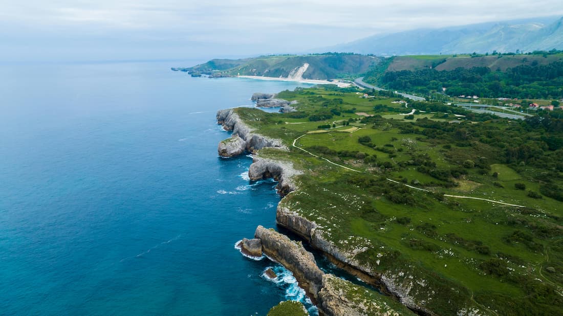 Costa de Bizkaia — excursión desde Bilbao por los acantilados del Cantábrico Acantilados de la costa de Bizkaia con el mar Cantábrico en excursión desde Bilbao