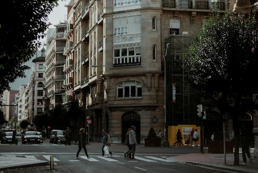 El Ensanche de Bilbao — el mejor barrio para alojarse cerca del Guggenheim y el centro Avenida del Ensanche de Bilbao con edificios modernistas de finales del siglo XIX en una tarde soleada