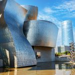 Fachada exterior del Museo Guggenheim Bilbao con su estructura de titanio junto al río Nervión