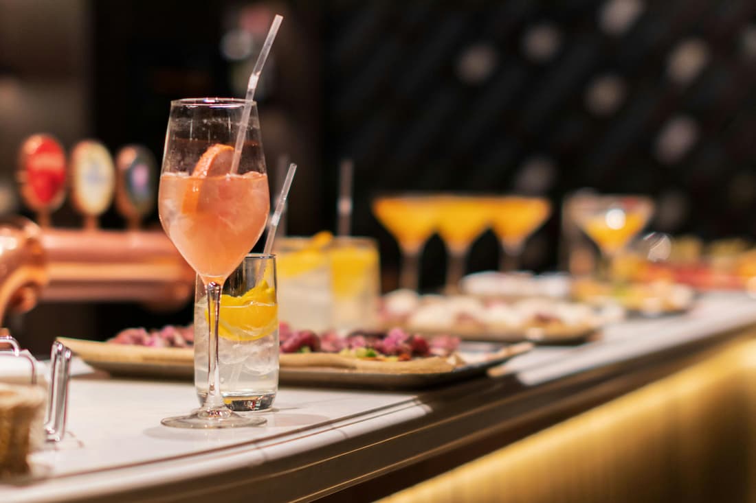 Pintxos en el Casco Viejo de Bilbao — la cultura gastronómica vasca en su estado más auténtico Barra de bar del Casco Viejo de Bilbao con pintxos variados y txakoli blanco servido en vaso alto