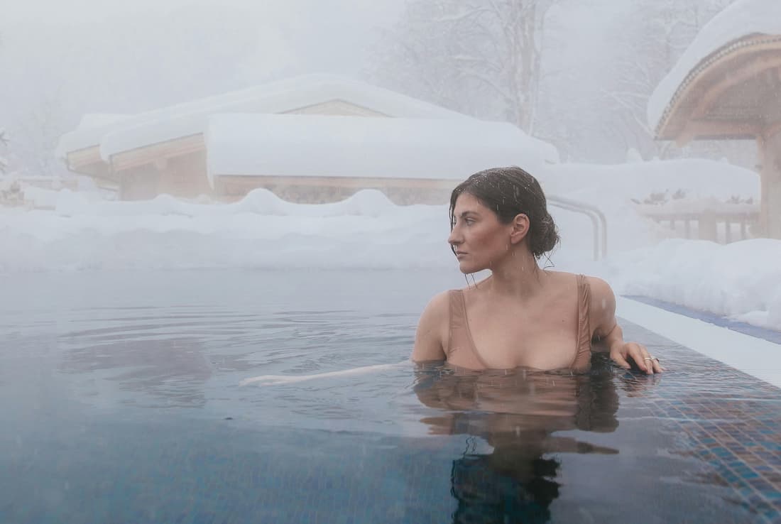 Piscina exterior del Balneario Széchenyi en Budapest con bañistas y vapor termal en invierno