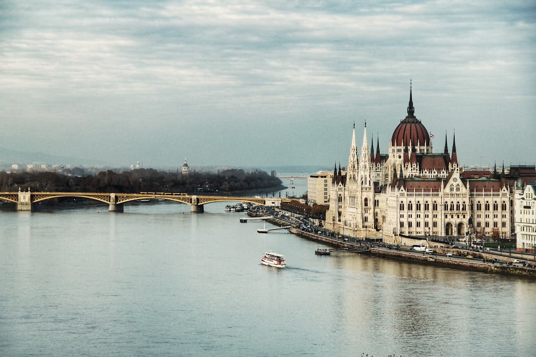 Vista aérea panorámica del Parlamento de Budapest al borde del río Danubio