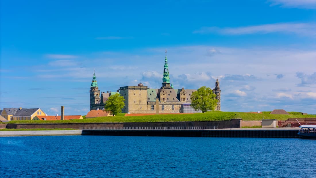 Castillo de Kronborg en Helsingør visto desde el estrecho de Øresund en excursión desde Copenhague