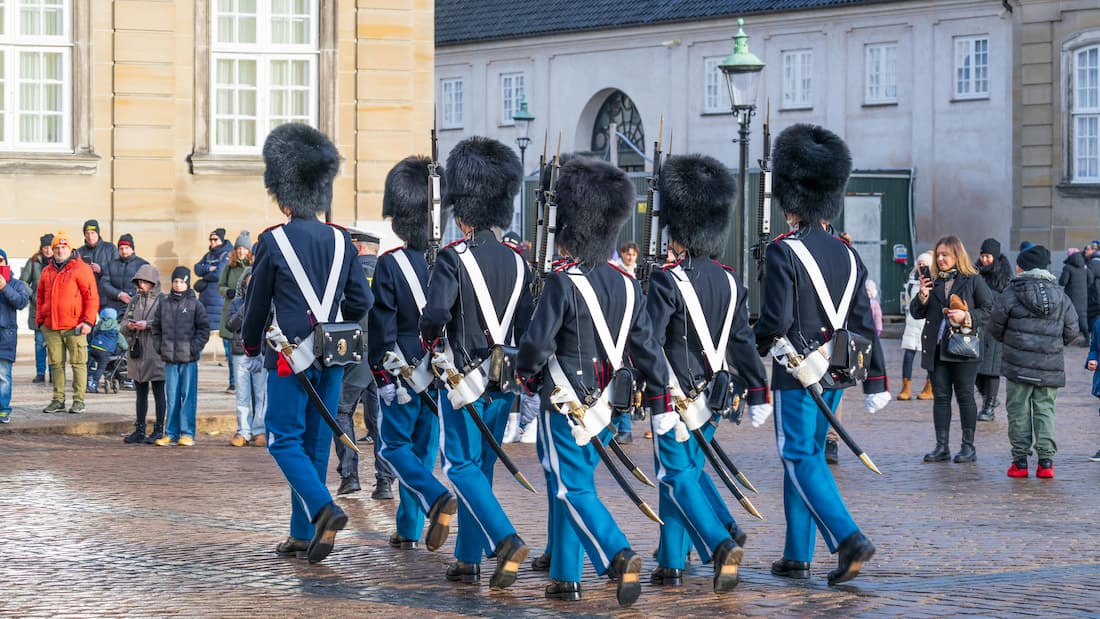 Cambio de guardia en la plaza del Palacio de Amalienborg en Copenhague con los guardias reales daneses