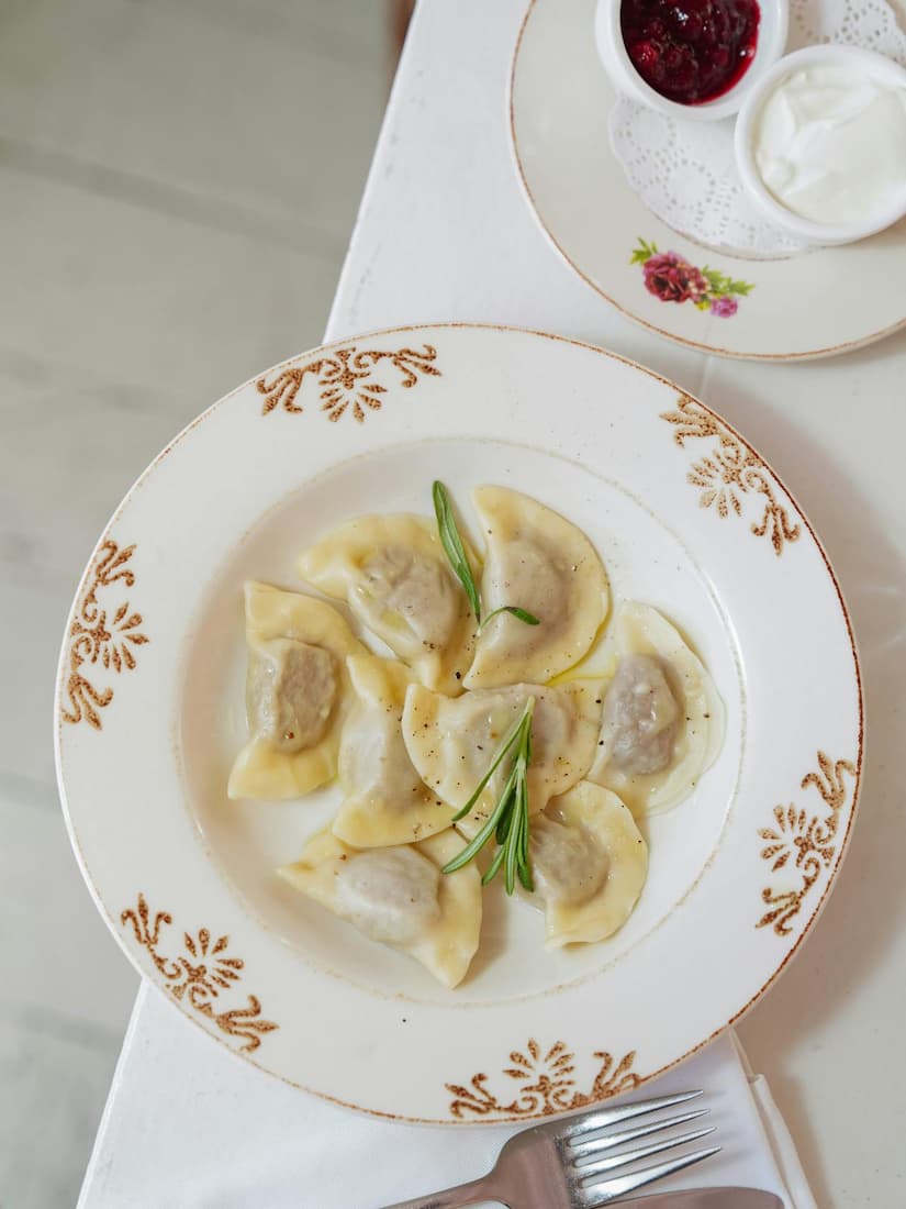 Plato de pierogi polacos rellenos servidos en un restaurante del barrio de Kazimierz en Cracovia