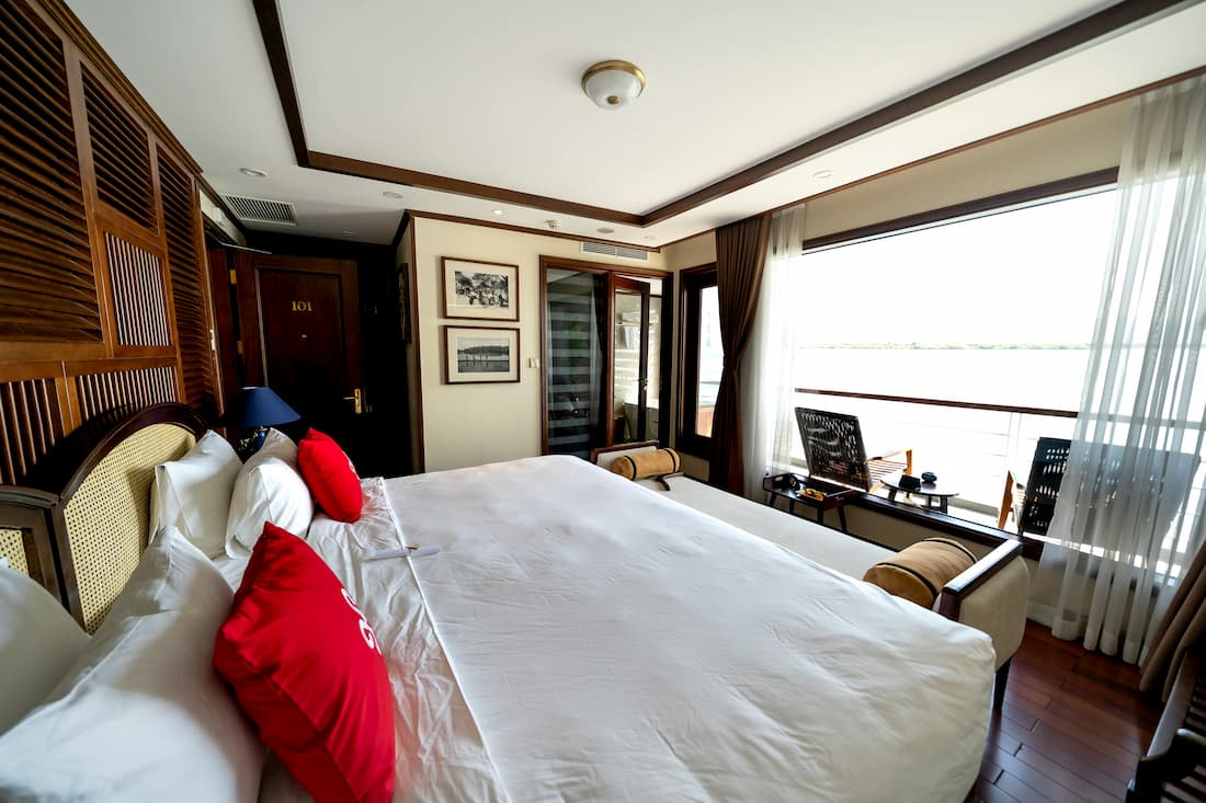 Suite con balcón de crucero de lujo con vistas al mar al atardecer durante travesía mediterránea