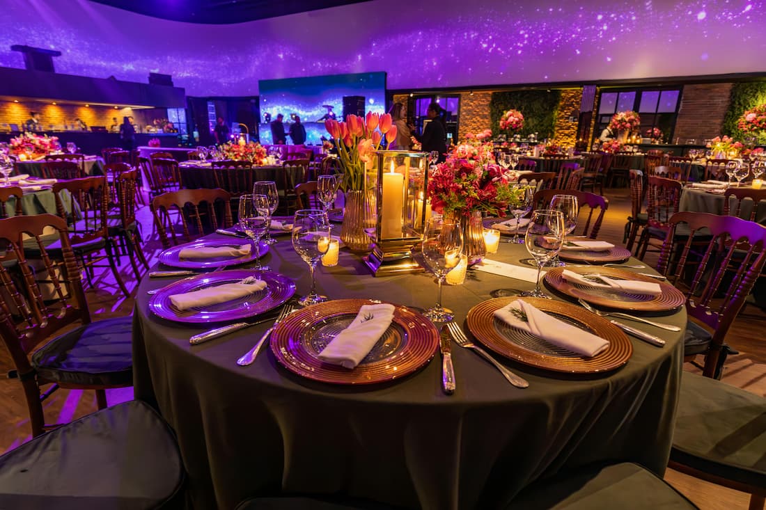 Elegante restaurante a bordo de un crucero de lujo con mesas decoradas y ambiente sofisticado