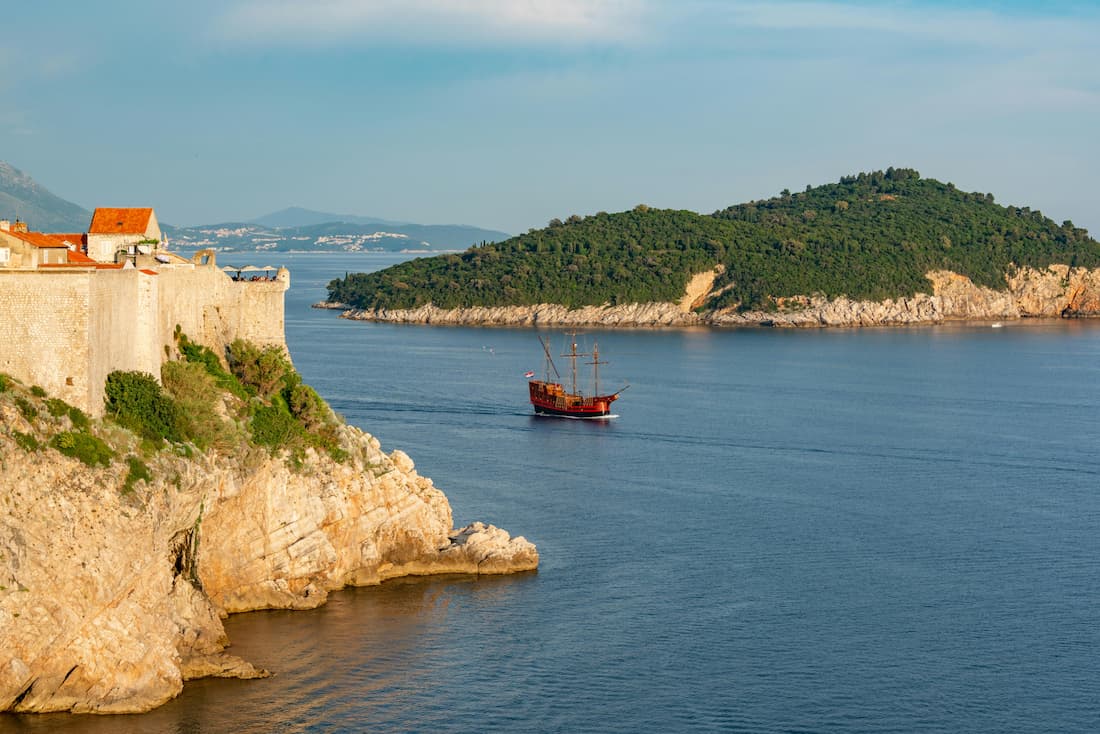 Vista desde el barco de la isla de Lokrum frente a las murallas de Dubrovnik en el Adriático