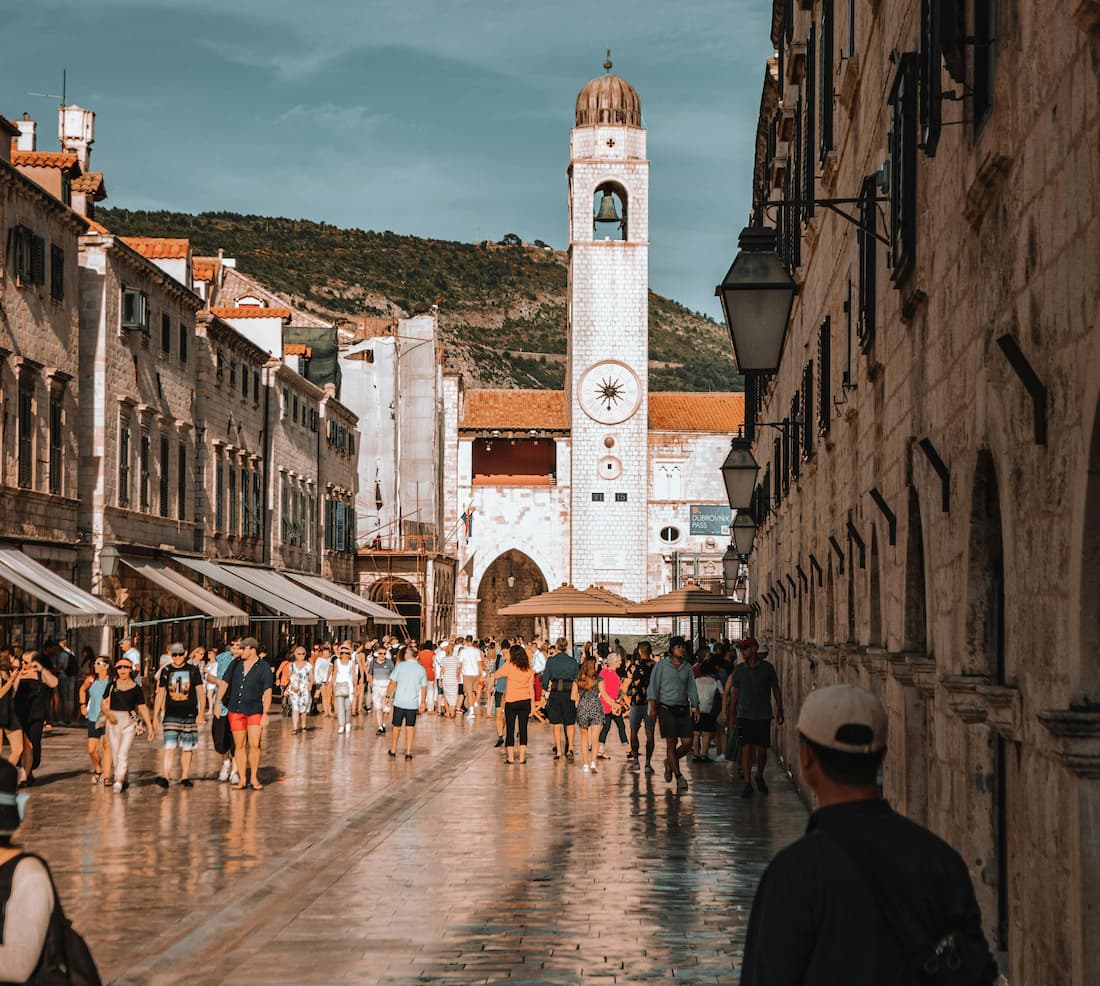 El Stradun de Dubrovnik al atardecer con su mármol pulido y las fachadas barrocas iluminadas