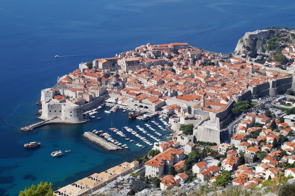 Vista aérea panorámica de Dubrovnik con la Ciudad Vieja amurallada y el mar Adriático
