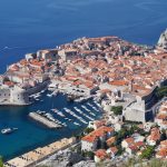 Vista aérea panorámica de Dubrovnik con la Ciudad Vieja amurallada y el mar Adriático