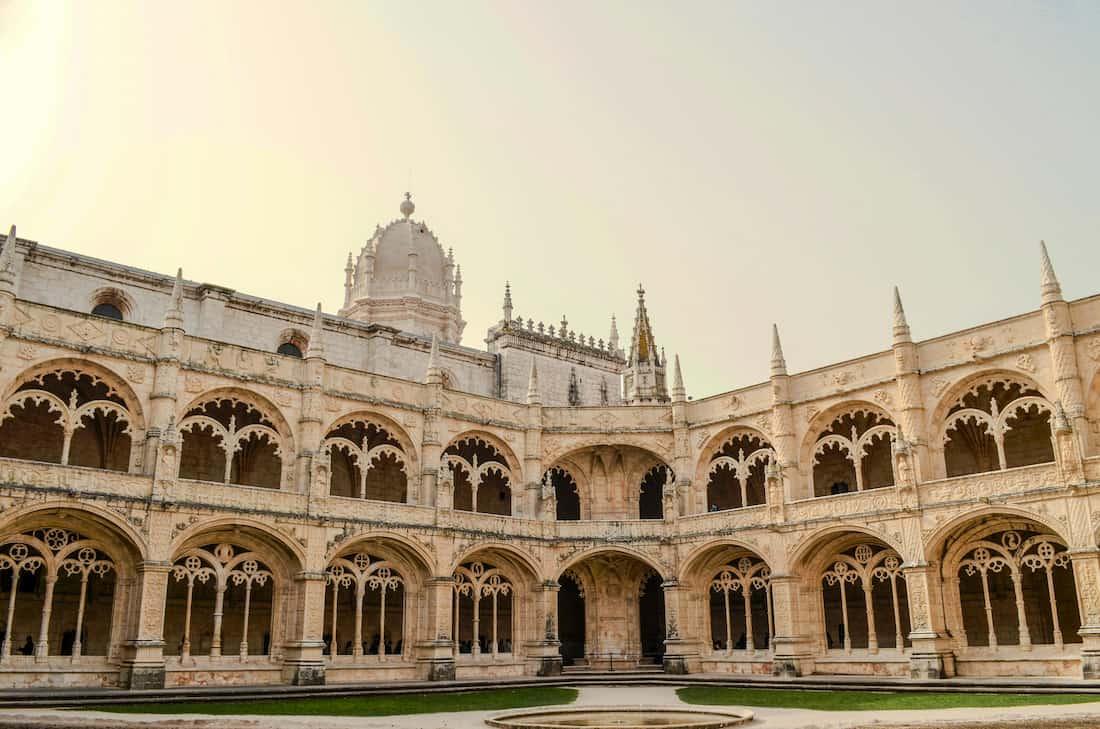 Claustro manuelino del Monasterio de los Jerónimos en Belém, Lisboa, con su ornamentación de piedra caliza