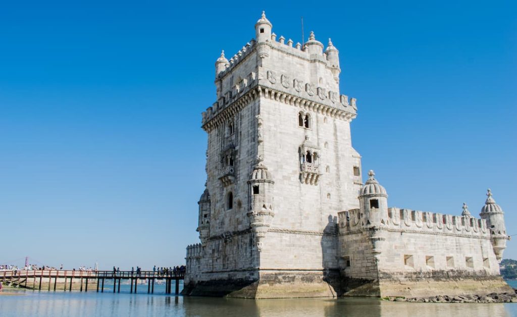 Torre de Belém junto al río Tajo al atardecer, símbolo histórico de Lisboa