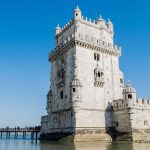Torre de Belém junto al río Tajo al atardecer, símbolo histórico de Lisboa