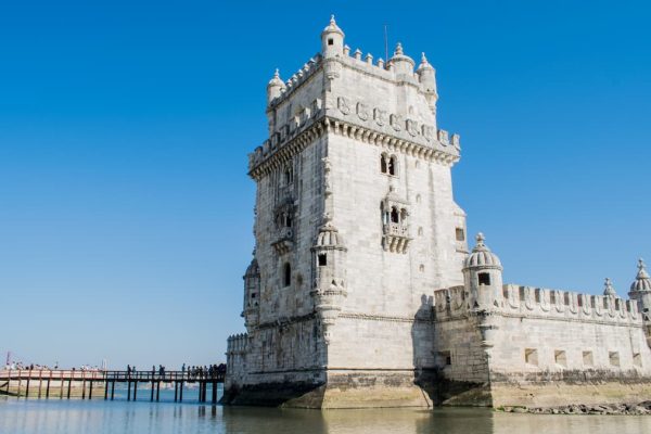 Torre de Belém junto al río Tajo al atardecer, símbolo histórico de Lisboa