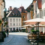 Calle peatonal del casco antiguo de Liubliana con terrazas junto al río Ljubljanica