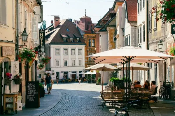Calle peatonal del casco antiguo de Liubliana con terrazas junto al río Ljubljanica