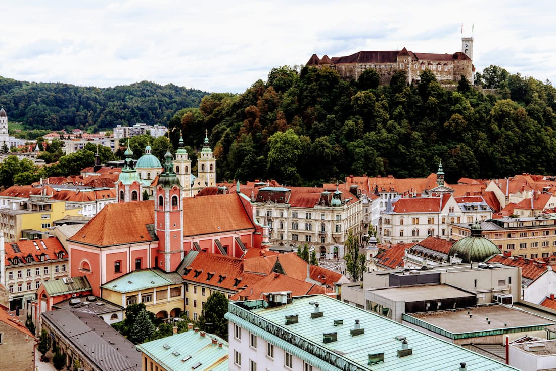 Vista panorámica del Castillo de Liubliana sobre la colina con el río Ljubljanica y los tejados del casco histórico