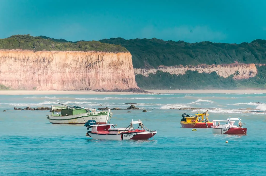 Acantilados de arenisca roja sobre la playa de arena blanca en Pipa cerca de Natal Brasil