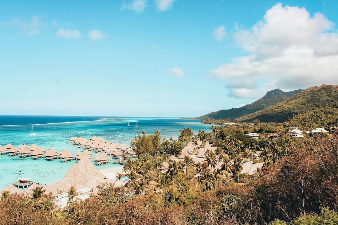 Bahía de Cook en Moorea — la alternativa íntima al viaje de lujo a Tahití Bahía de Cook en Moorea con picos volcánicos y laguna de aguas verde esmeralda en la Polinesia Francesa