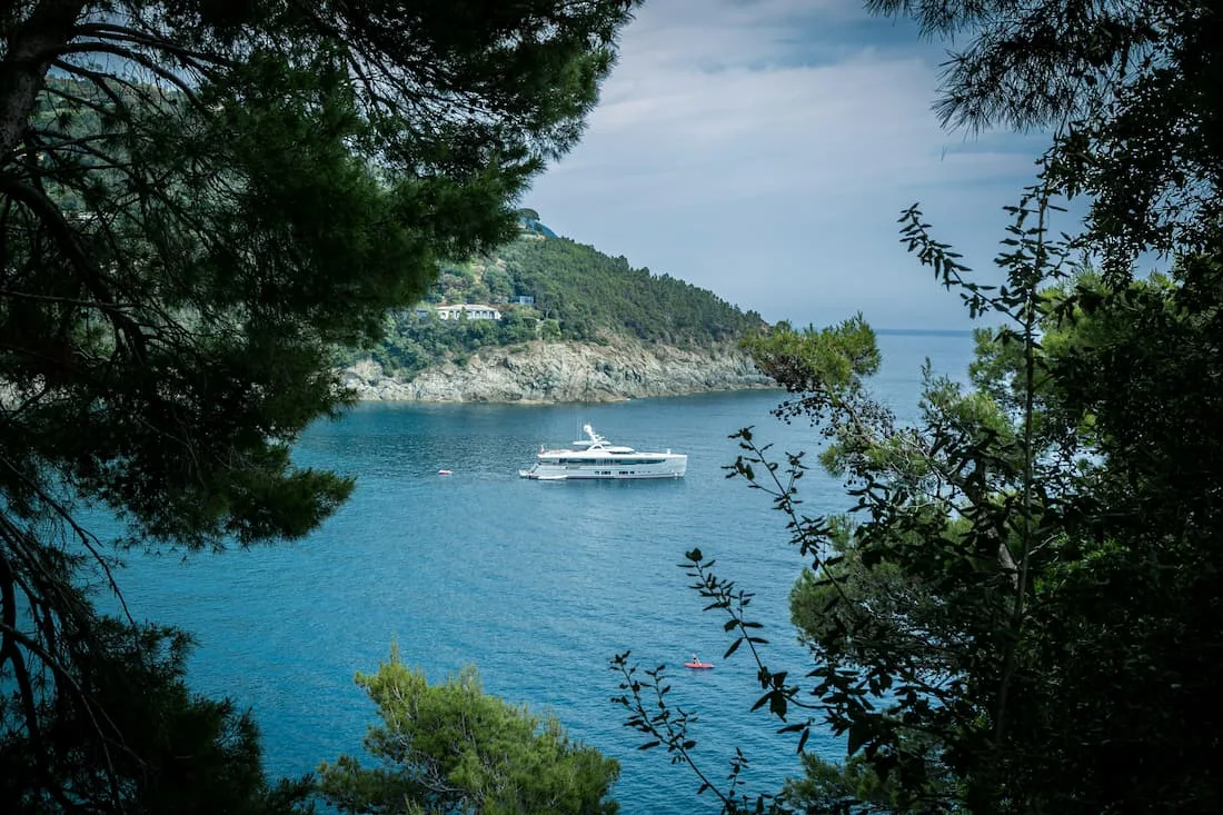 Yate de lujo fondeado en una cala de aguas turquesas en las islas griegas del Mediterráneo