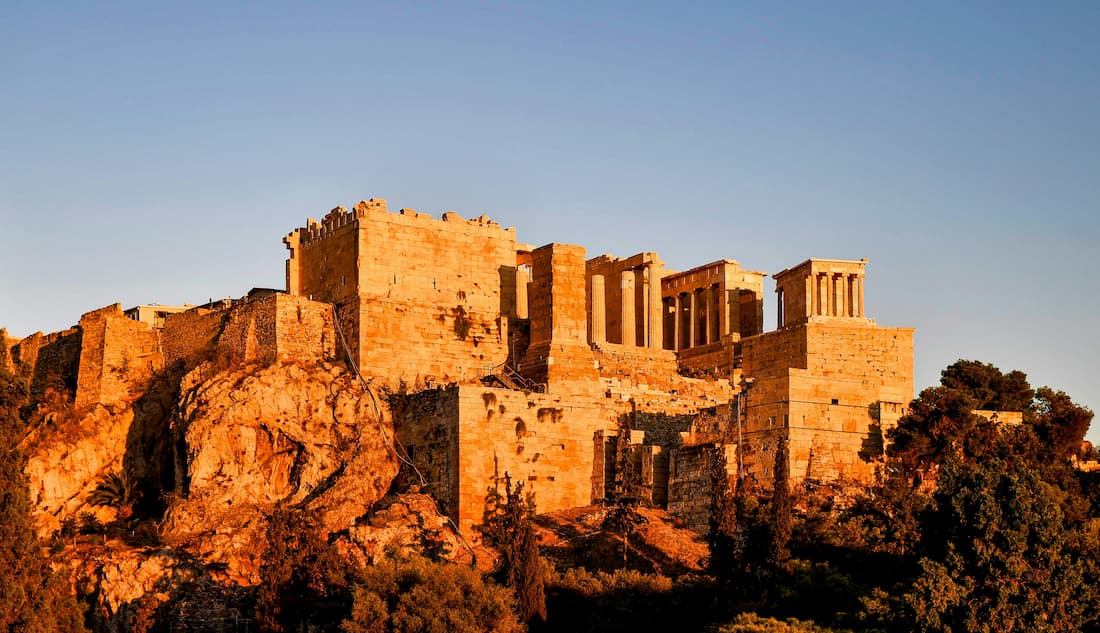 Vista de la Acrópolis de Atenas al amanecer desde el mar durante un crucero de lujo historia antigua por el Mediterráneo