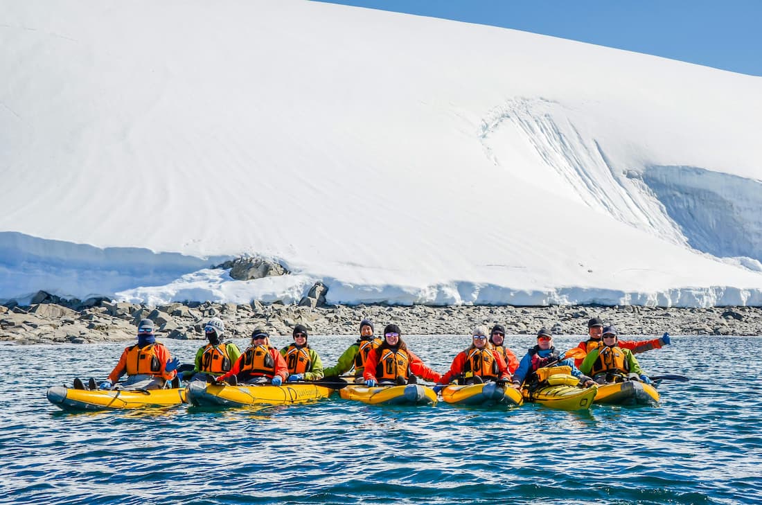 Glacier Bay Alaska — kayak entre icebergs frente al glaciar de marea en el Parque Nacional UNESCO Kayakistas entre icebergs azules frente a un glaciar de marea en el Parque Nacional Glacier Bay de Alaska