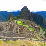 Vista aérea panorámica de Machu Picchu con las montañas de los Andes al fondo en Perú